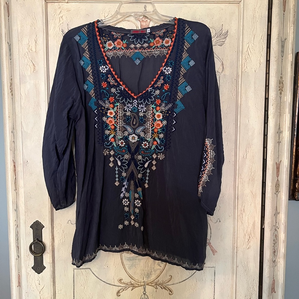 Johnny was navy top size L